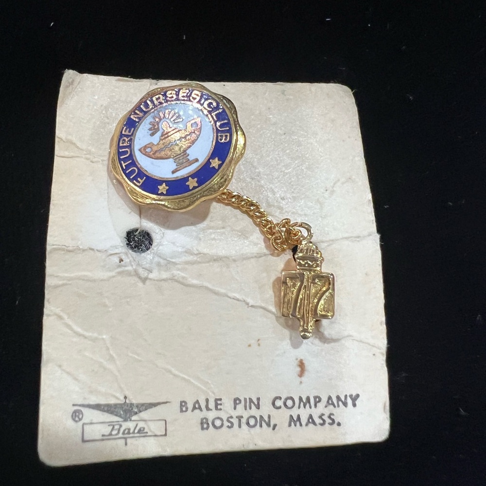 Vintage 1972 Future Nurses Club Enamel Pin Bale Boston NOS w Card - Picture 8 of 16